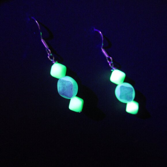 Uranium glass bead earrings - Picture 1 of 9